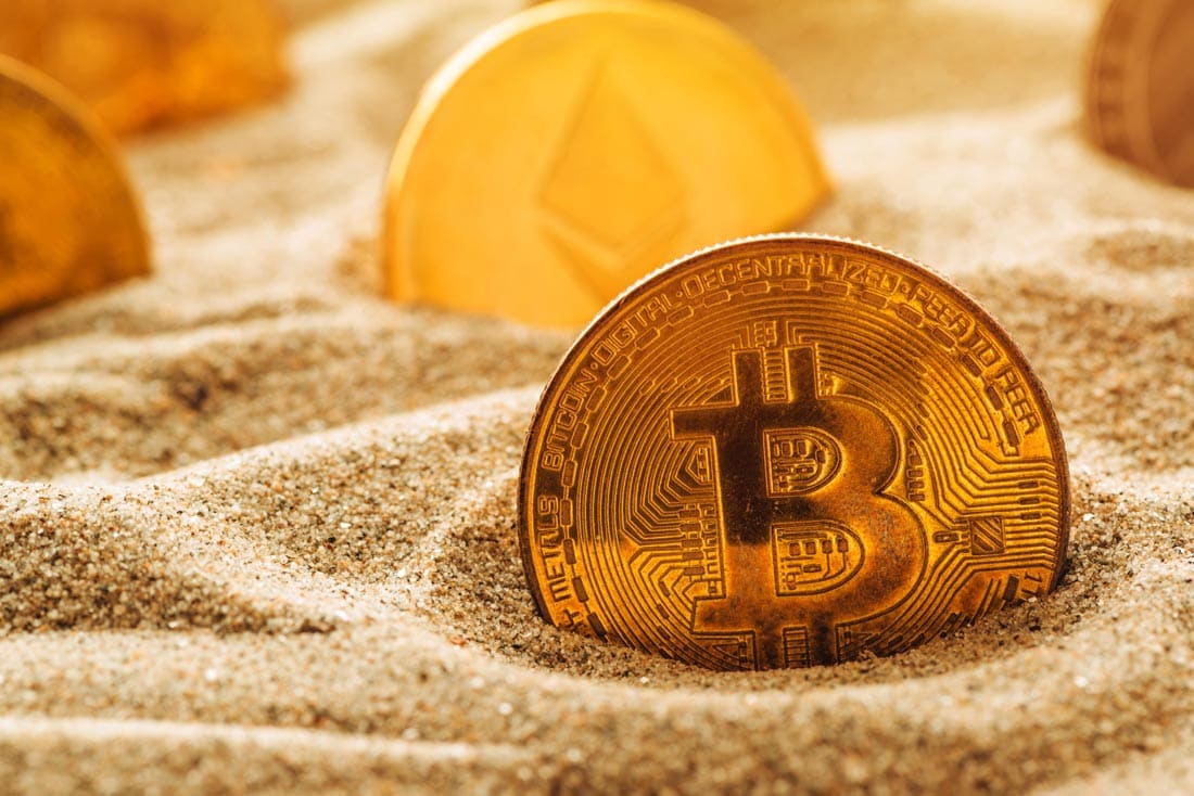 BTC Coin im Sand